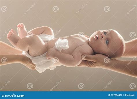 Mani di genitore che chiudono il pannolino al bambino