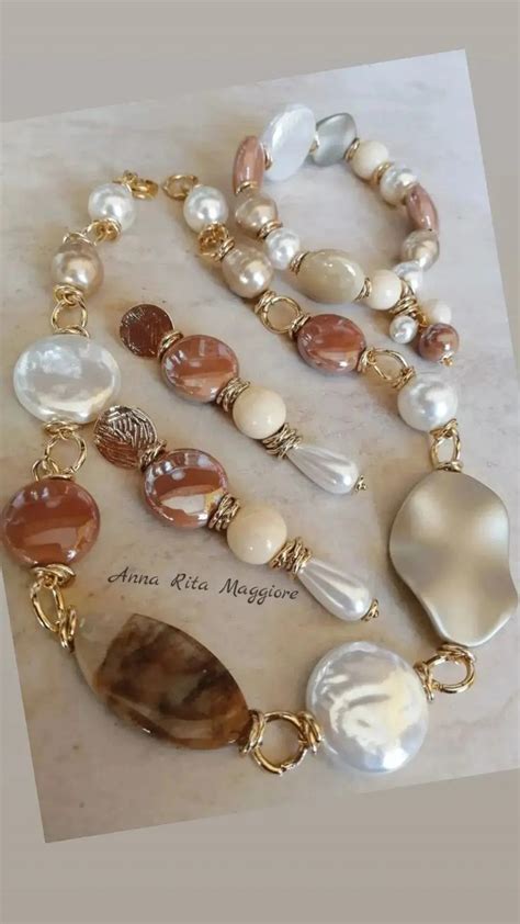 Una selezione di gioielli artigianali eleganti, tra cui collane con pietre portafortuna e ciondoli chiama angeli in argento.