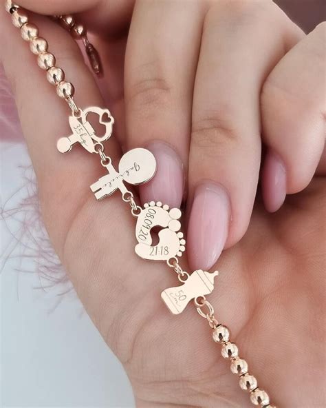 Dettaglio di un bracciale personalizzato con incisione della data di nascita, simbolo di un ricordo eterno.