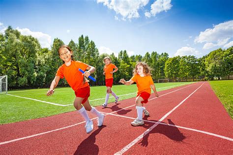 bambini impegnati in una divertente staffetta acquatica con spugne colorate