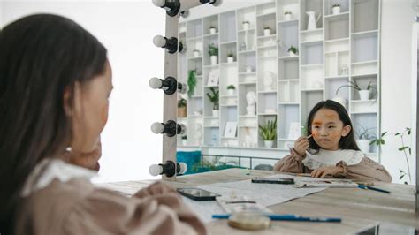 Bambina che si trucca con gioia davanti allo specchio