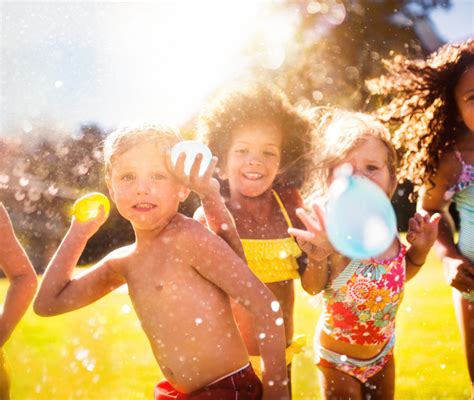 Bambino che esperimenta con giochi d'acqua