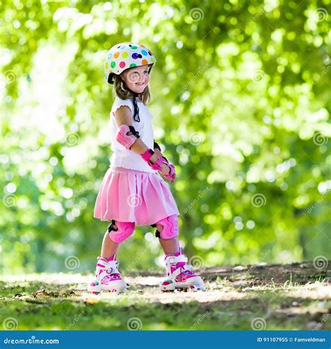 bambina che usa scarpe con rotelle in un parco