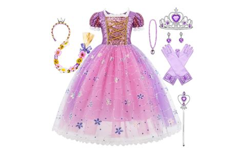Bambine felici in costumi di Carnevale da principessa e altri personaggi