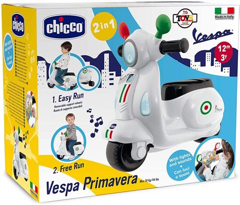 bambino che gioca con una Vespa cavalcabile colorata in un ambiente domestico