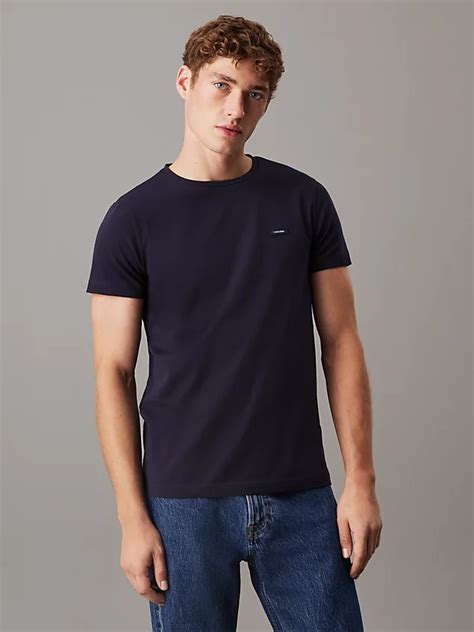 T-shirt nere di diverse vestibilità (slim, regular, relaxed)