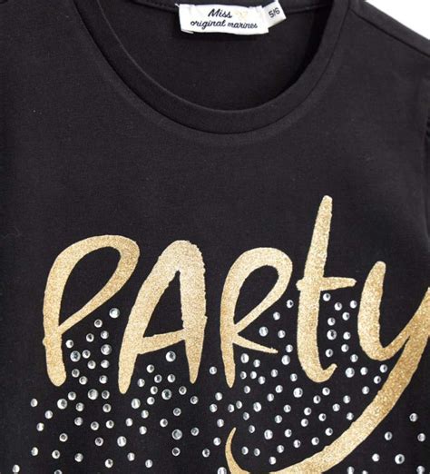 T-shirt nera bambina abbinata elegantemente