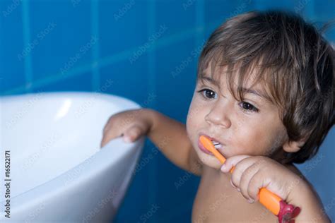 bambino che si lava i denti sorridendo