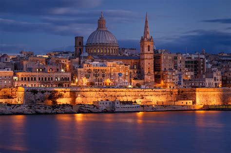Lungomare di Sliema con vista su La Valletta