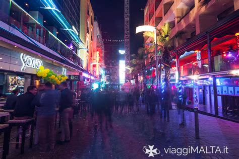 Paceville di notte con luci e locali