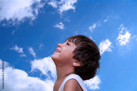 Illustrazione di un bambino che guarda verso il cielo con fiducia