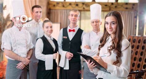 personale di sala impegnato nell'allestimento di un ricevimento elegante