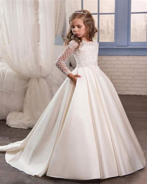 Esempio di abito da damigella bambina in pizzo o mikado