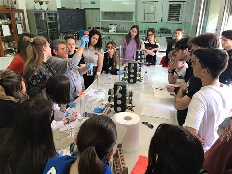 Studenti che partecipano a un laboratorio creativo sul tema delle spose bambine