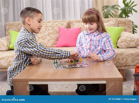Bambini che giocano insieme con un gioco da tavolo educativo