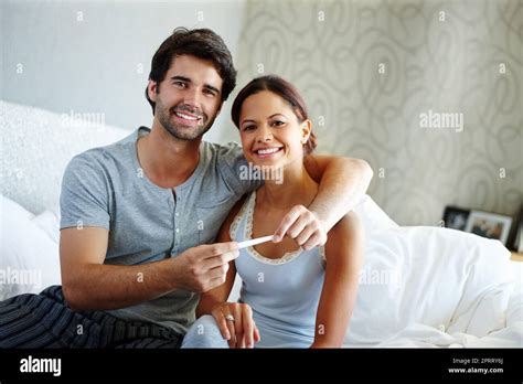 Coppia che guarda un test di gravidanza