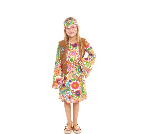 bambina che indossa un vestito in stile hippie con ghirlanda di fiori tra i capelli
