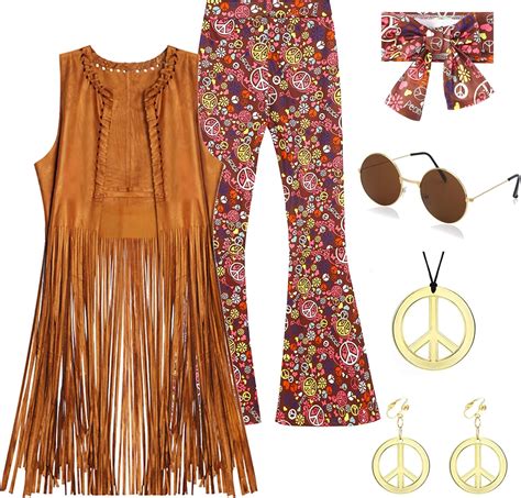 particolare di un vestito hippie per bambina con frange e perline colorate