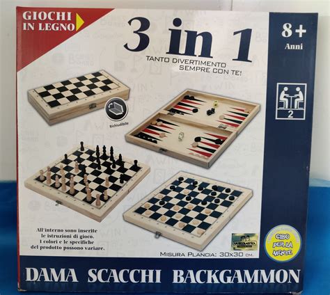 Un catalogo di giochi di società disposti ordinatamente su uno scaffale in legno