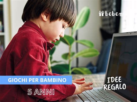 Un bambino di 5 anni che riflette intensamente durante una mossa in un gioco da tavolo strategico