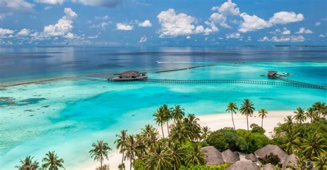 Isola abitata alle Maldive con case locali