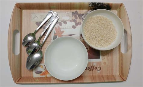 bambino che esegue travasi con legumi e ciotole montessoriane