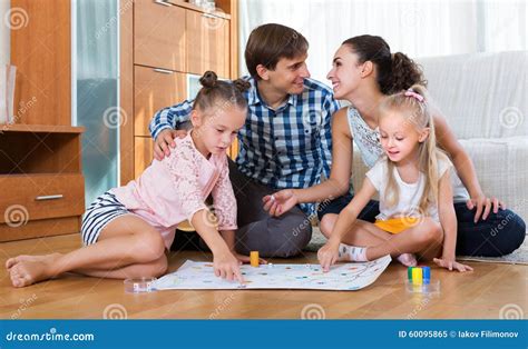 famiglia che gioca a un gioco di memoria sul tappeto