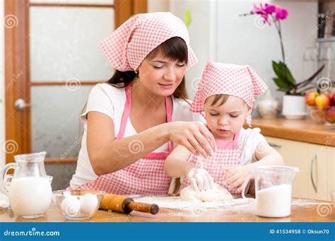 mamma e bambino che impastano insieme in cucina