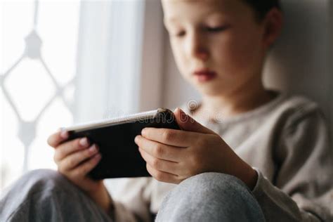 bambino che usa un tablet con un'app educativa sotto supervisione