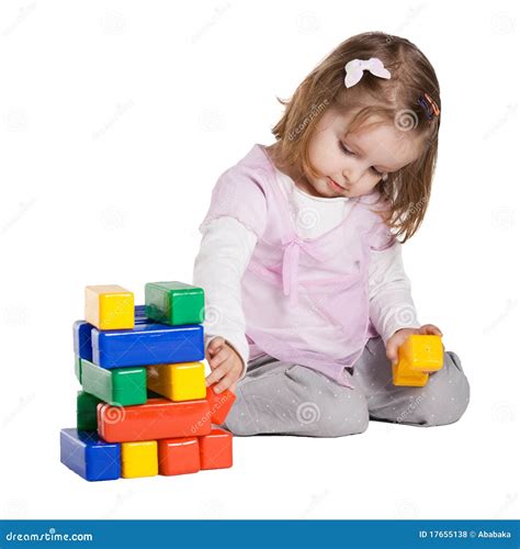 bambina che gioca con sandali antiscivolo