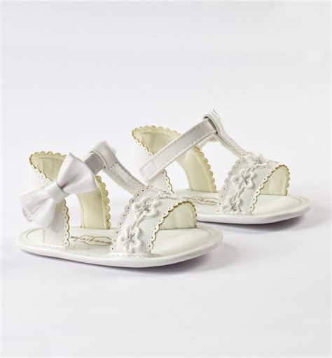 bambina con sandali eleganti per cerimonia