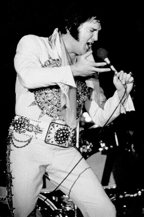 Elvis Presley durante una performance dal vivo