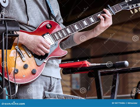 Chitarrista che esegue un assolo rock