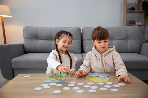 Bambini che giocano a Memory
