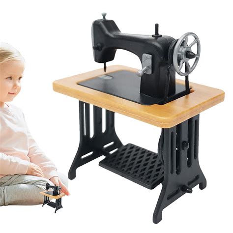 dettaglio di una macchina da cucire in miniatura per bambini