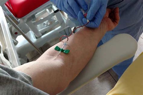 Donne in attesa che effettuano un prelievo di sangue