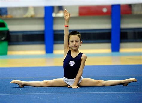 Bambini che praticano esercizi di ginnastica artistica su un tappeto