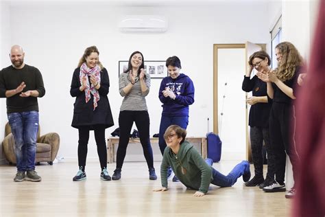 Gruppo di ragazzi che partecipa a un esercizio di improvvisazione teatrale in cerchio