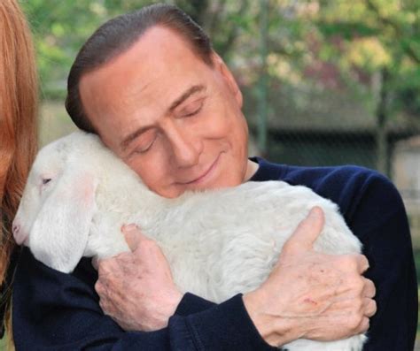 Silvio Berlusconi mentre allatta un agnellino con il biberon