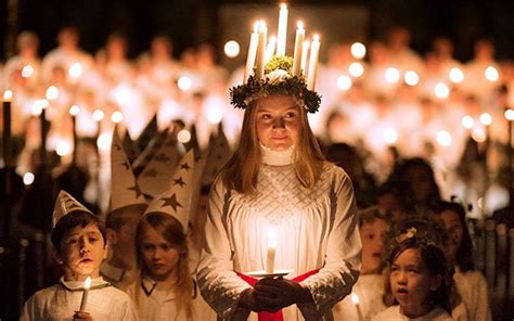 Santa Lucia con corona di candele