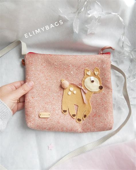 Bambina con borsa a tracolla colorata