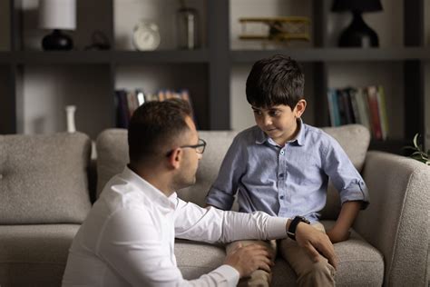 genitore che ascolta con empatia il proprio figlio