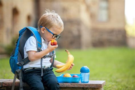 Bambino con un colorato pranzo al sacco