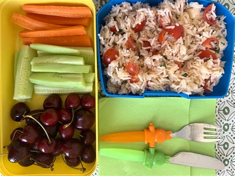 Pranzo al sacco per la scuola con pasta fredda e frutta