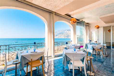 Interno del ristorante del 19 Summer Club con vista mare