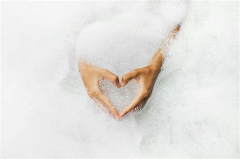 Donne che praticano un'igiene intima corretta
