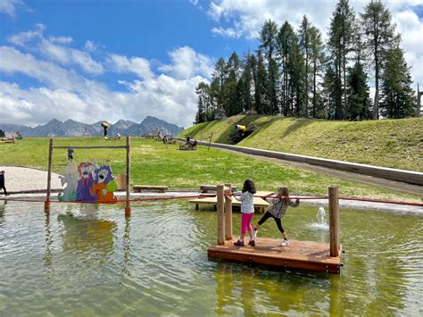 Parco giochi in legno immerso nella natura del Trentino