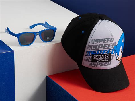 bambino con cappellino e occhiali da sole seduto all'ombra