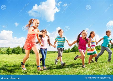 bambini che corrono in un parco con abbigliamento sportivo colorato