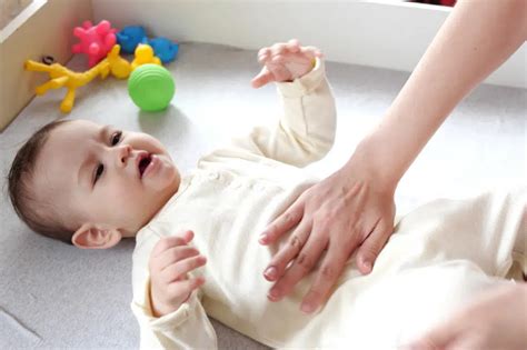 Massaggio addominale neonato